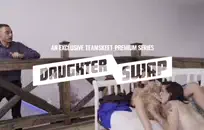 صبي صغير يستمني ويومض في المرحاض.