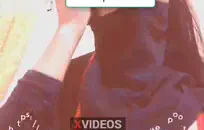 فاتنة شقراء الساخنة يحب ممارسة العادة السرية في الحمام حتى انها cums.