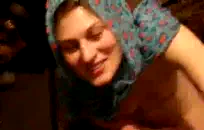 شقراء الساخنة كتكوت شرائح أسفل والهزات قبالة.