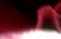 في سن المراهقة يمارس الجنس مع أخيها بينما الآباء في السرير.