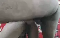 تتمتع امرأة سمراء مفلس وصديقتها بجلسة جنسية حسية.