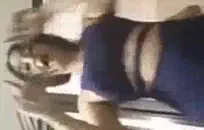 تظهر الشباب في سن المراهقة الساخنة قبالة قدميها الجميلة.