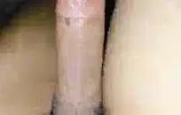 خنثي الملاعين لها طرفة عين في الحمام.