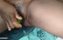 يلاحظ الشاب الفضولي سرًا زوجين من أقرن ينخرطان في الجماع الساخن.