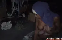 وقحة مريضة تحصل على بعقب مارس الجنس مع دونغ كبير في حين أنها تمتص الديك.