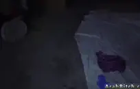 شاب ساخن يأخذ جرعة من الشجاعة والبول