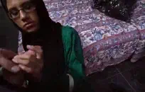 تحب كيري لويز ممارسة الجنس مع قضيب ضخم بينما تكون مبللة وتقطر هناك، ولكن لا شيء يقارن بالشعور بوجود جسم حاد يتم دفعه عبر مهبلها الصغير الضيق