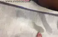 الشباب في سن المراهقة يلعب مع كس ويلعب مع الثدي.