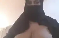 يمارس الجنس مع زوجتي أثناء نومه.