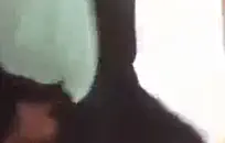 فتاة في سن المراهقة مع النظارات الملاعين نفسها وتحصل على نائب الرئيس على الحمار والثدي.