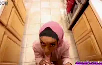 أعز صديق لي وزوجتي في الحمام.