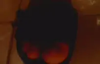 كتي شابة مرحة ذات شفاه حلوة تمتص ديك بقوة بينما تتعرض للقصف من قبل رجلها في غرفة النوم.