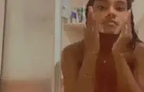 فاتنة بصورة عاهرة قذرة تحب السيطرة على الرجال الخاضعين، مما يجبرهم على مص قدميها المثيرة بينما تجلس على قضبانهم.