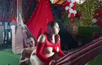 فاتنة قذرة حمراء الشعر الآسيوية مع مؤخرة كبيرة وأثداء، تهز غنيمتها من أجلك.