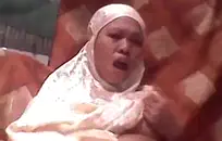 بعقب كبيرة فاتنة يلعب مع بوسها حلق.