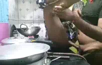 جبهة تحرير مورو الإسلامية المشاغب تحصل على قضيب رجل معلق جيدًا في أعماق بوسها الضيق لدرجة أنها تكاد تقذف فقط من الشعور باحتكاك لحمه الصلب بجدرانها الحساسة ، ولكن بعد ذلك يبدأ في ممارسة الجنس معها على طراز الكلب وهي بالكاد تستطيع التعامل معها وهو يزن الحما