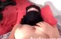 مقيدة ، مكمّمة على طاولة المطبخ ، زوجتي تراقب.