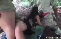 صغيرتي فاتنة في فستان أحمر مارس الجنس في المؤخرة.