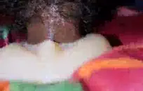 اللعينة المريضة اليوم هي يوريكا مومو، العاهرة قامت بلف ساقيها بإحكام بجوارب مثيرة بينما يتم قصفها بواسطة دسار كبير وبعض الهزاز.