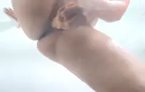 لطيف في سن المراهقة يلعب مع buttplug ، الملاعين نفسها والنافورات.