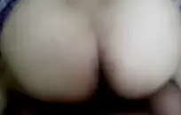 قرنية سمراء في سن المراهقة استمنى و cums بجد مع دسار.