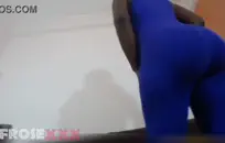 مثير في سن المراهقة يأخذ دش ويحصل على اللسان.