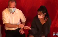 يحصل حفر في سن المراهقة المشاغب في قفازات اللاتكس الساخنة من قبل الديك.