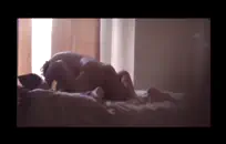 فاتنة وشم في جوارب بيضاء يلعب مع لعبة مبللة.