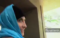 الأم وابنتها تشعران بالمرح، ويريدان اللعب بقضيبهما طوال اليوم