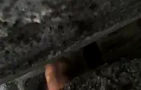 فاتنة كبيرة الثدي تحصل على علاجات للوجه على شمامها.