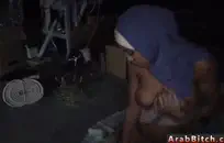 عاهرة جائعة تعوق غلاية الشاي وتختطف العجين.