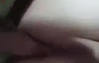 شاعر المليون في وجه امرأة سمراء في سن المراهقة.