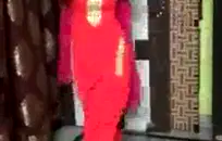 زوجة الأب الساخنة تغوي أخ غير شقيق شاب بمؤخرتها المثيرة.