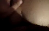 الأم، وهي زوجة مثيرة للزوج، قبضت على زوجها وهو يخون شابًا من فرنسا أثناء غيابها عن العمل.