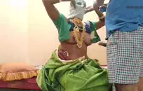 فاتنة مثيرة ذات شعر بني تشتهي القصف الشديد أثناء جلسات النشوة الجنسية.