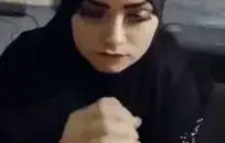 يتم قصف الكتاكيت الساخنة ذات الثدي الكبير من قبل قضيب ضخم أثناء حلقها بعمق.