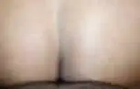 عاهرة غارقة في البول تحب أن تستخدم كوعاء للتبول.