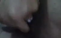 في سن المراهقة وقحة اللعب مع بوسها العصير.