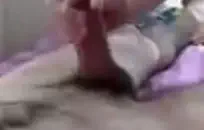 فيديو دش فردي لرجال يتبولون على السرير وذكور مشعرون.