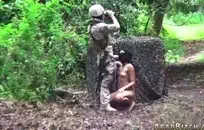 العاهرة القذرة تنشر تلك الفخذين الرائعة من راتبها، كما ينبغي أن تفعل حاوية القمامة الصغيرة الجيدة