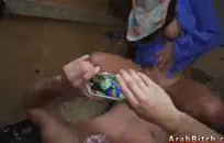 امرأة سمراء الحمار الساخنة فرك واحد مع أباريق كبيرة.