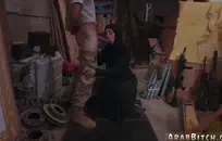 فاتنة الآسيوية الساخنة، ساكي أوياما، تأخذ ديكًا كبيرًا في الحلق العميق بينما يتم قصفها من الخلف على ركبتيها من قبل رجل أبيض قرني.